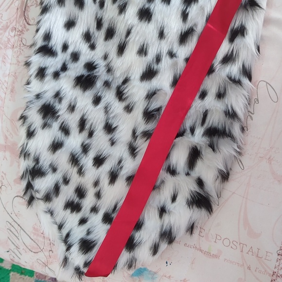 Cruella DeVille Faux Fur Shrug (Disney Villains) - Picture 8 of 12